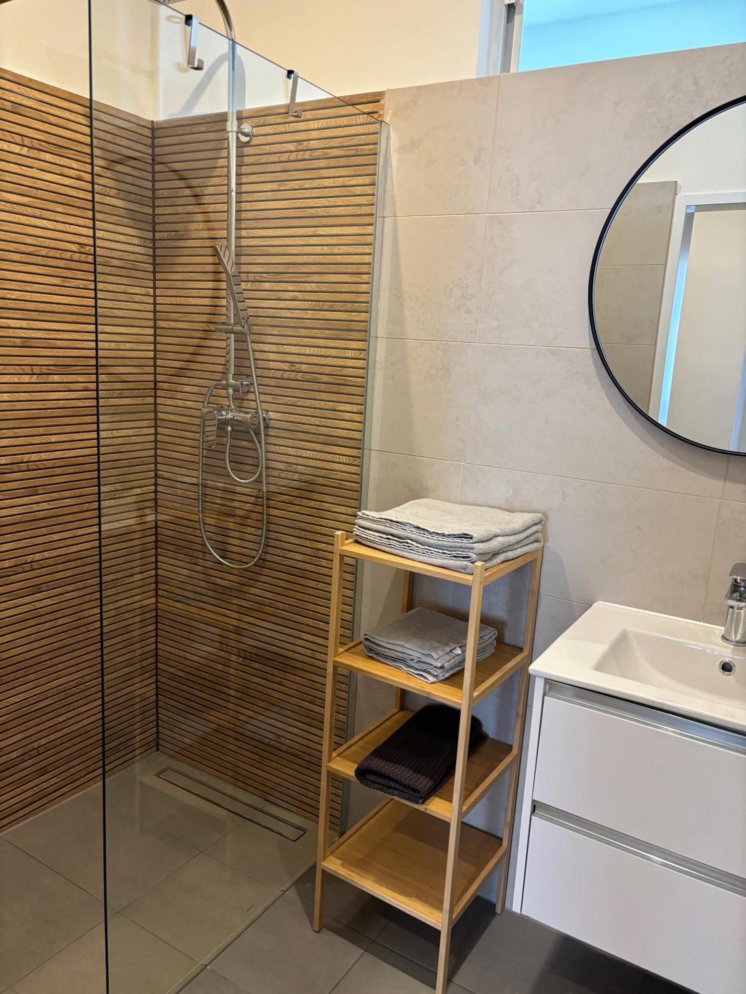Traumhafte Wohnung Fuer 3, Grosszuegig, Walk In Dusche ウィーン エクステリア 写真